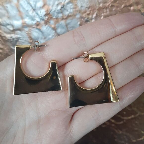 Zara Elegant Gold Geometric Earrings - Picture 6 of 10